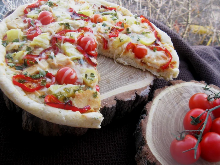 Pizza cu piept de pui şi ananas