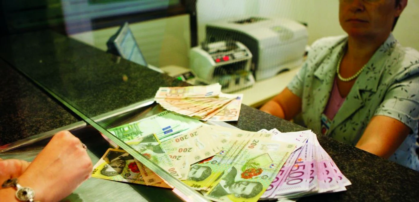 Escrocii îi instruiau pe cei care contractau creditele cum să se comporte Foto: Adevărul