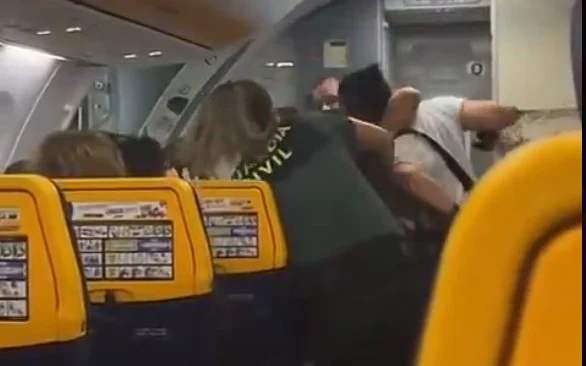 O campioană mondială la MMA a lovit doi polițiști într-un avion: unul dintre agenți a fost plasat în concediu medical