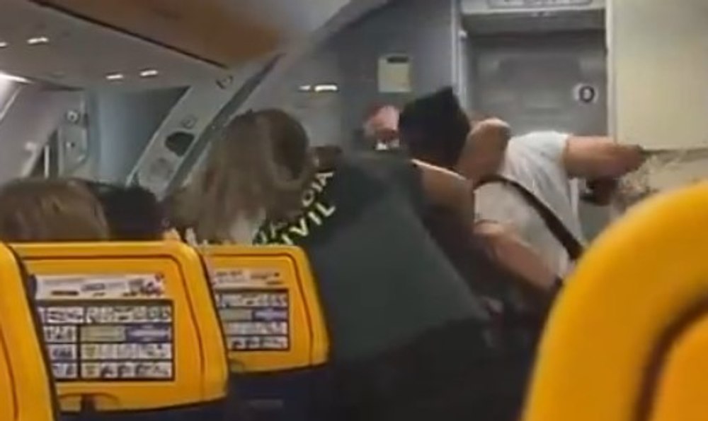 O campioană mondială la MMA a lovit doi polițiști într-un avion: unul dintre agenți a fost plasat în concediu medical