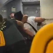 Sinead Kavanagh, luptatoare MMA, a batut doi agenti in avion FOTO X @AUGC Comunica jpg