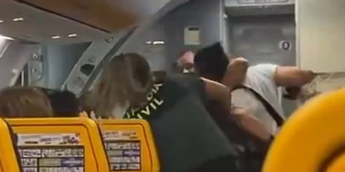 Sinead Kavanagh, luptatoare MMA, a batut doi agenti in avion FOTO X @AUGC Comunica jpg