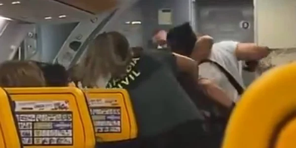 Sinead Kavanagh, luptatoare MMA, a batut doi agenti in avion FOTO X @AUGC Comunica jpg
