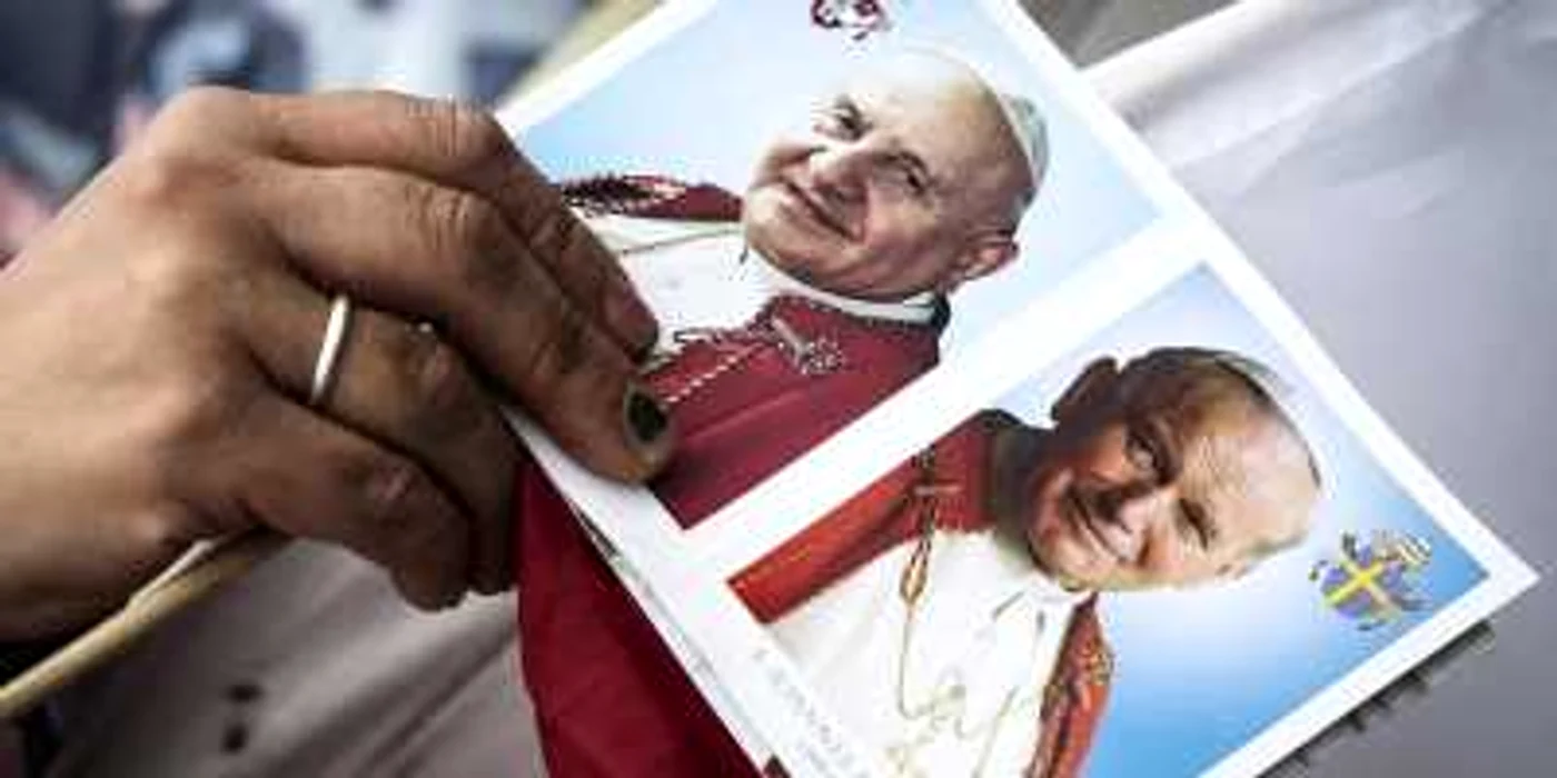 Papa Ioan al XXIII-lea (stânga) şi Papa Ioan Paul al II-lea (dreapta) au fost sanctificaţi în cadrul aceleiaşi ceremonii religioase. FOTO EPA