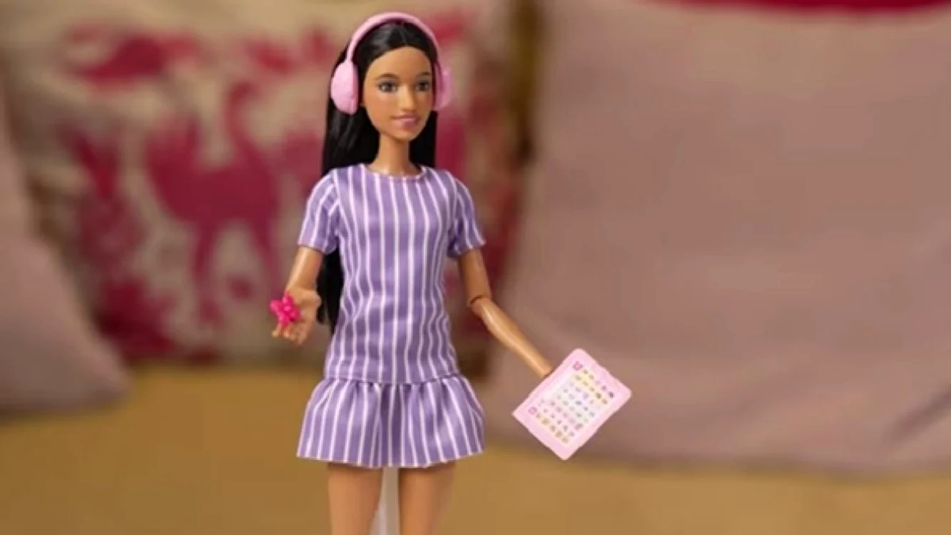 Noua păpușă Barbie învață copiii să accepte autismul și diferențele.