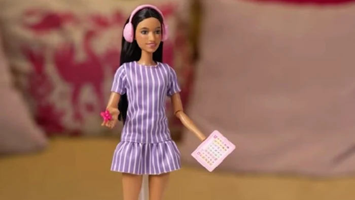 Noua păpușă Barbie învață copiii să accepte autismul și diferențele.