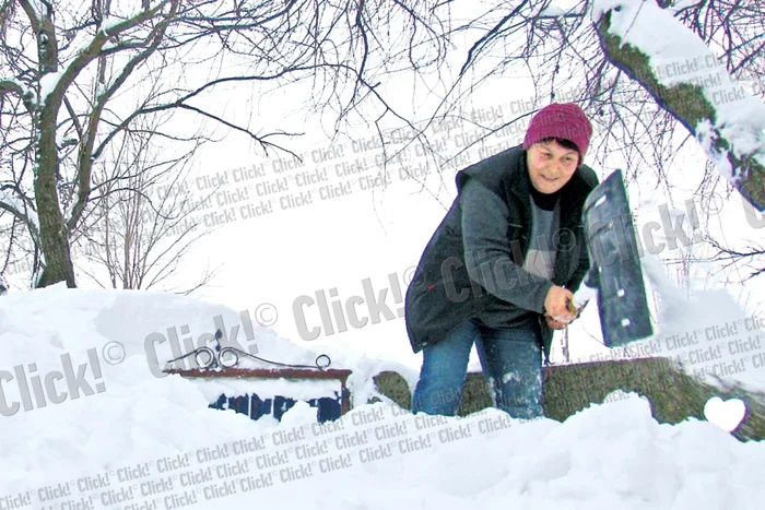 Maria Solzea a făcut  provizii serioase. Nu ştie  când va putea ajunge din  nou la magazinul din sat