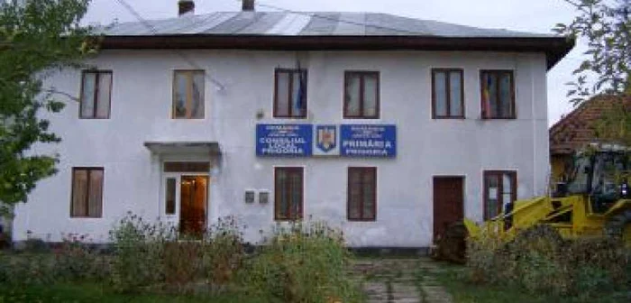 Târgu-Jiu: Un cetăţean turmentat a furat mai multe documente din Primăria Prigoria
