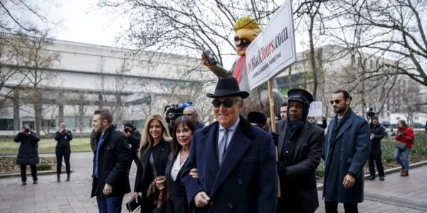 Roger Stone ajunge la tribunal împreună cu soţia sa pentru pronunţarea sentinţei 20 februarie 2020 FOTO EPA-EFE