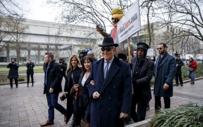 Roger Stone ajunge la tribunal împreună cu soţia sa pentru pronunţarea sentinţei FOTO EPA-EFE