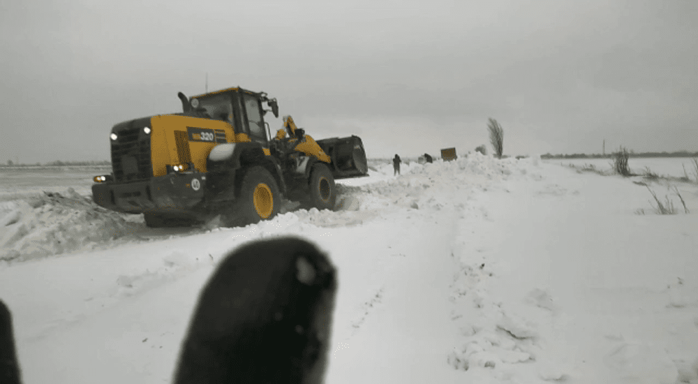 Drum închis din cauza a zeci de autoturisme înzăpezite. Viscolul face prăpăd în Buzău VIDEO 