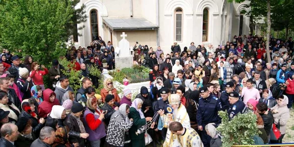Izvorul Tamaduirii la Manastirea Dervent
