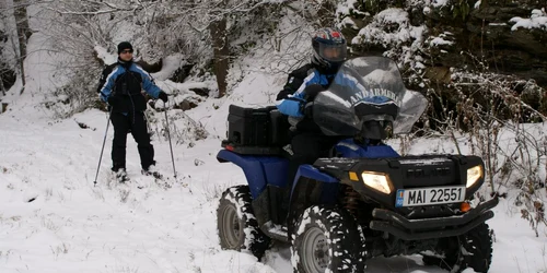 Jandarmii si salvamontiştii nu salvează decât turiştii înzăpeziţi nu şi maşinile