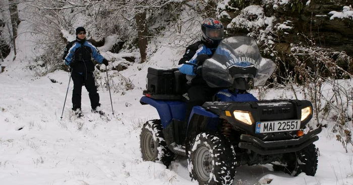 Jandarmii si salvamontiştii nu salvează decât turiştii înzăpeziţi nu şi maşinile