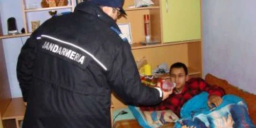 Jandarmii au oferit cadouri persoanelor cu handicap locomotor