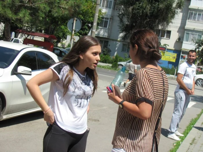 Elevii discutau despre subiecte la momentul ieşirii din centrele de examen FOTO: M.S.
