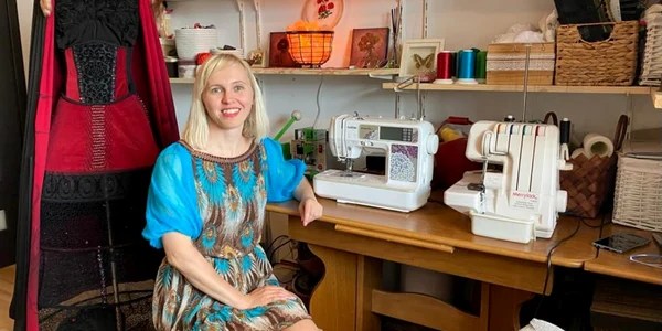 Mihaela Cojocaru a renunţat la jurnalism pentru maşina de cusut FOTO Arhiva personală
