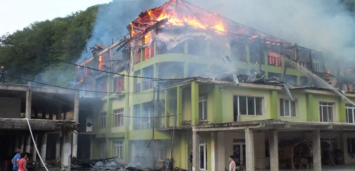 Flacarile au distrus acoperisul si mai multe apartamente  Sursa foto: ISU MM