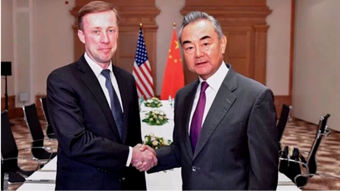 Jake Sullivan strângând mâna ministrului chinez de externe