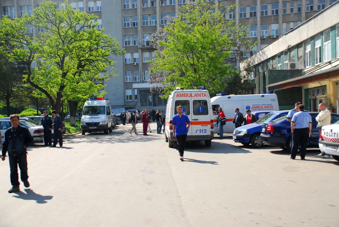 Tânărul în vârstă de 27 de ani a fost împuşcat în spate şi a ajuns la Spitalul de Urgenţă Ploieşti