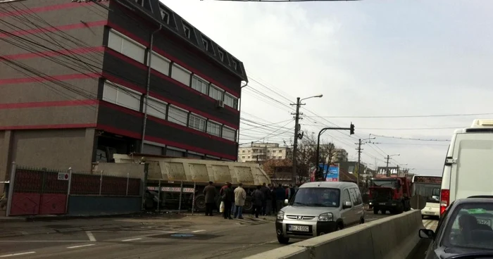 Basculanta a distrus parterul clădirii. FOTO: ştiridecluj.ro