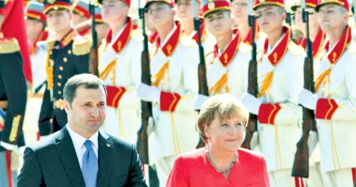 Premierul moldovean Vlad Filat a primit-o cu onoruri militare pe Angela Merkel