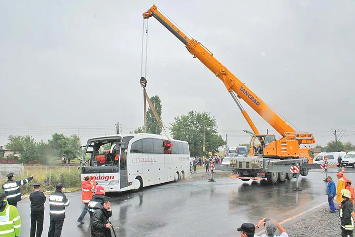 Autocarul a fost ridicat din şanţ cu macaraua