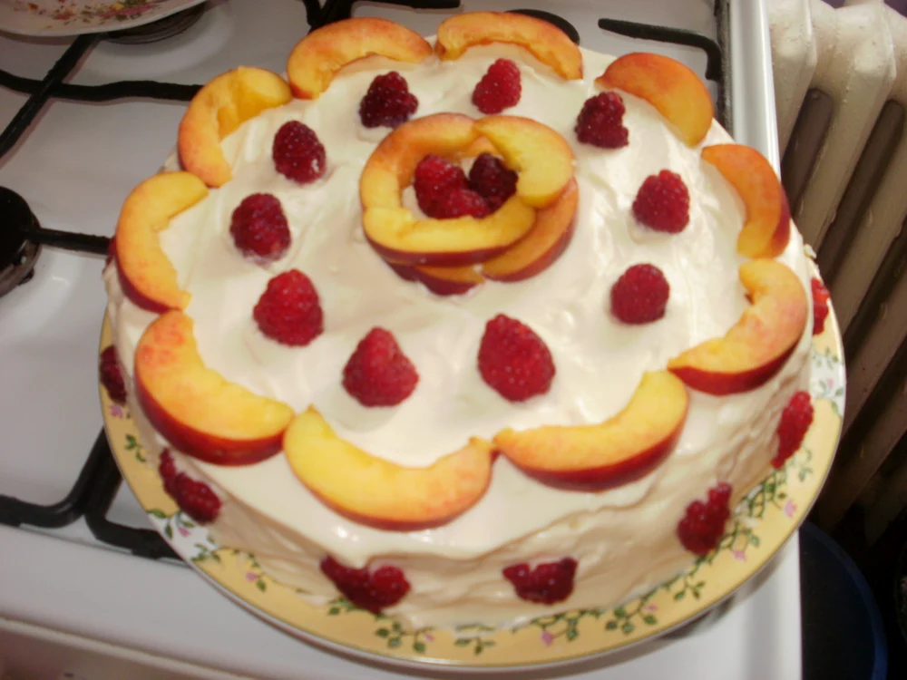 Tort diplomat cu nectarine şi zmeură
