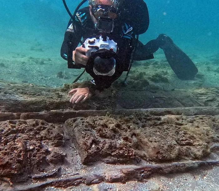 Scafandrul Chris Atkins filmează coca unei nave din sec. XVIII (© Sean Kingsley, Wreckwatch TV)