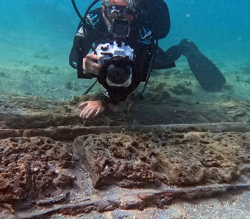 Scafandrul Chris Atkins filmează coca unei nave din sec. XVIII (© Sean Kingsley, Wreckwatch TV)