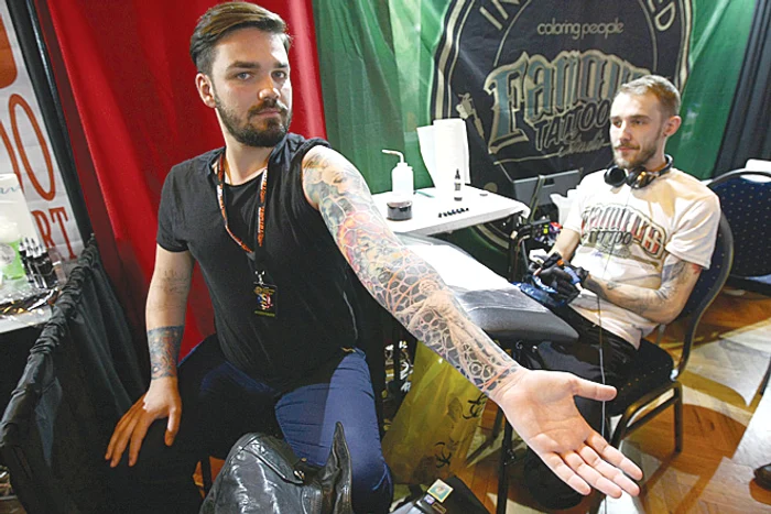 Ciprian şi-a făcut un desen suprarealist pe toată mâna