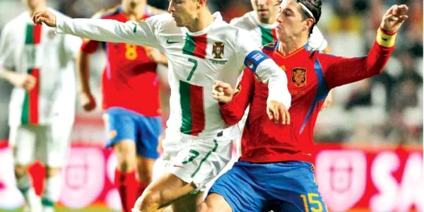 Cristiano Ronaldo (nr. 7), în duel cu Sergio Ramos, unul dintre coechipierii săi de la Real