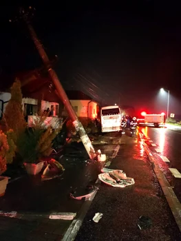 Coliziune între un TIR și un autocar cu pasageri pe DN7 Valea Oltului la intrare în Călimănești Foto ISU Vâlcea jpeg