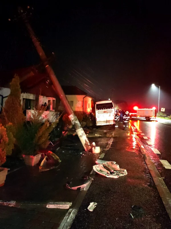 Coliziune între un TIR și un autocar cu pasageri pe DN7 Valea Oltului la intrare în Călimănești Foto ISU Vâlcea jpeg