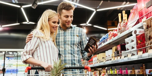 Mulți români privesc mai atenți către cumpărături Foto Freepik com jpg