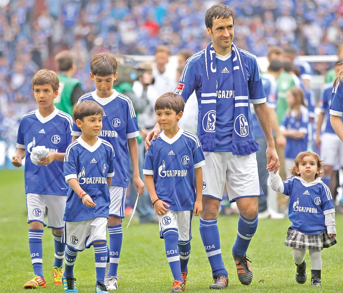 
    Raul i-a avut alături pe  cei cinci copii ai săi la ultimul  meci jucat la Schalke (fotografii: reuters)  