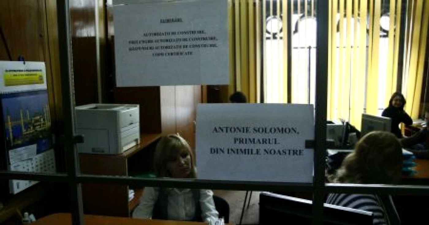 La fiecare ghişeu este câte un asemenea afiş