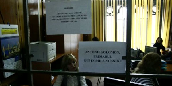 La fiecare ghişeu este câte un asemenea afiş