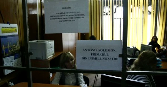 La fiecare ghişeu este câte un asemenea afiş