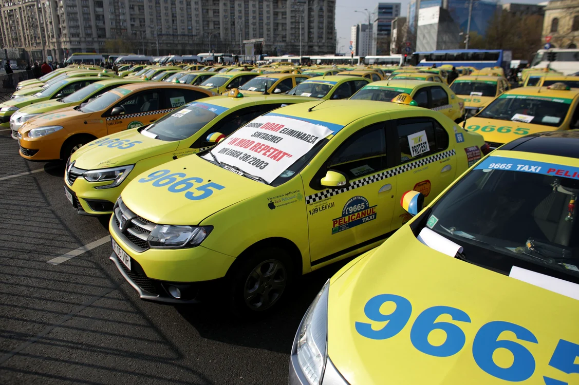
    Sute de taxiuri și microbuze au ocupat Piața VictorieiFotografii: Inquam/Octav Ganea  