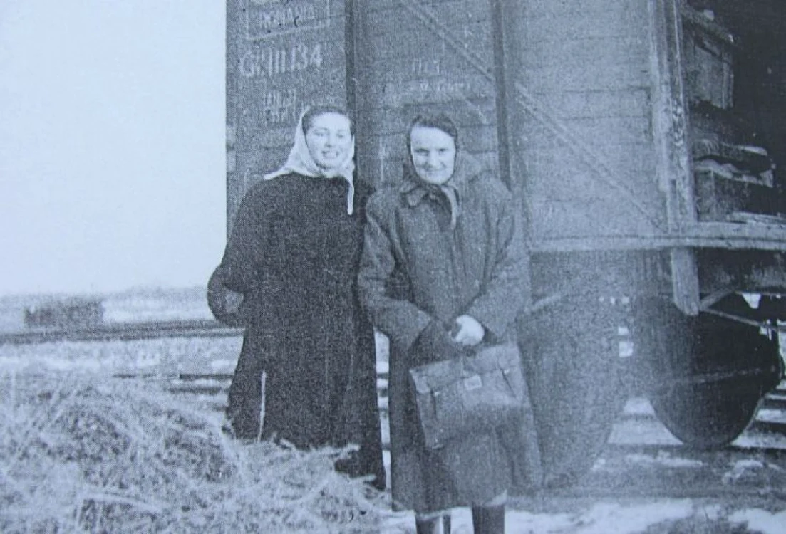 Tamara Lututovici (stânga) în momentul deportării în Bărăgan FOTO: arhivă personală
