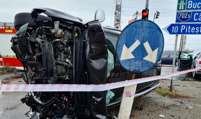 Un autoturism Duster s-a răsturnat ca urmare a impactului FOTO: ISU Argeş