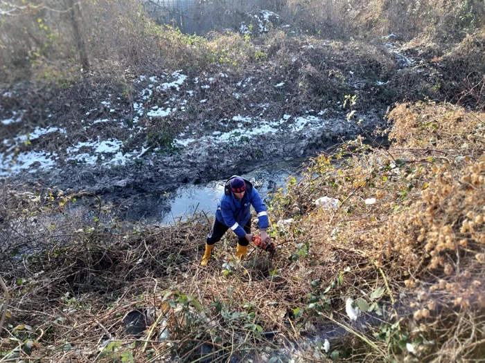 Deversarea a afectat sute de metri pătrați de terenuri și ape FOTO ABAAV