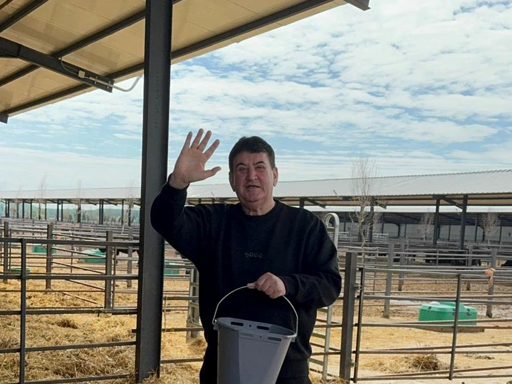 Gabriel Oprea, la ferma lui Gigi Nețoiu/FOTO: Facebook