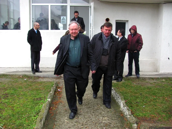Philippe Beke (stânga) a fost la meci alături de primarul Vasile Pavăl FOTO:adevarul