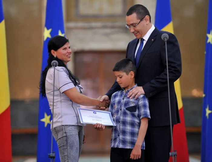 Mădălin Geabelea, alături de mama sa şi premierul Victor Ponta (FOTO: gov.ro)