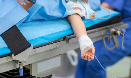 pacient coronavirus pe patul de spital jpeg
