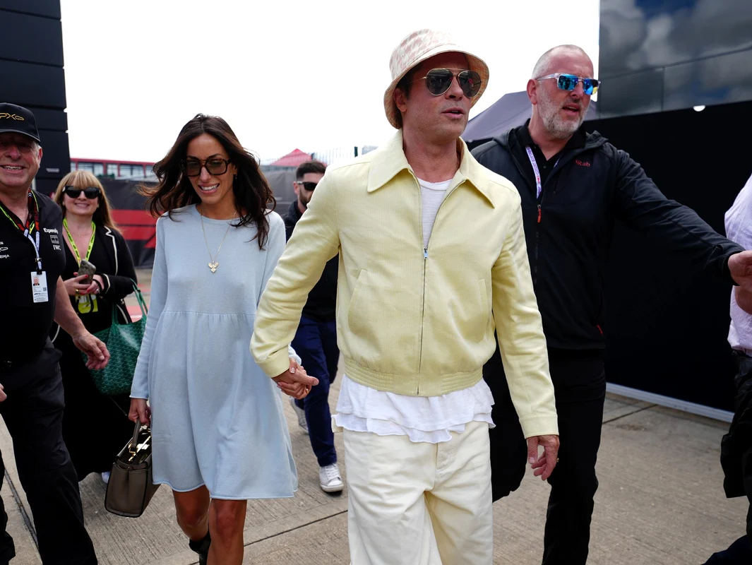 Brad Pitt și Ines de Ramon la circuittul de Formula 1 de la Silverstone. FOTO: Profimedia