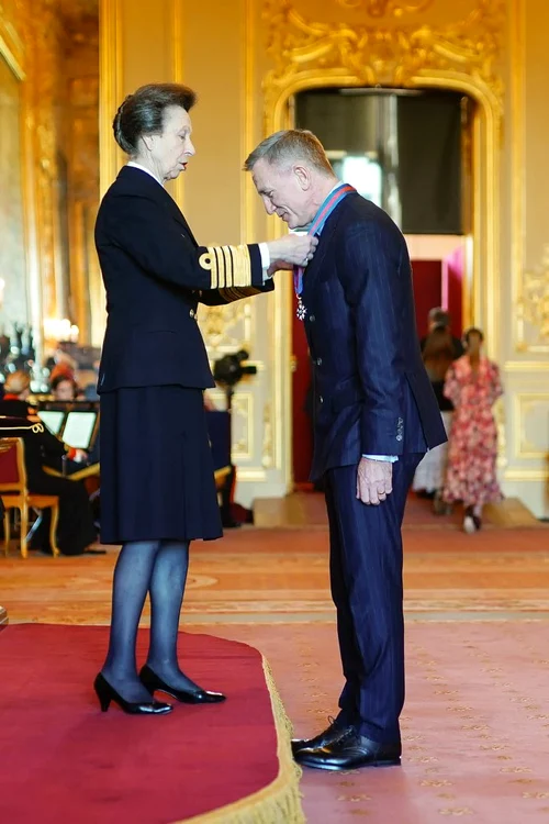Printesa Anne l a decorat pe Daniel Craig cu decoratia din filmul James Bond   Casa Regala jfif