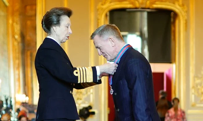 Printesa Anne l a decorat pe Daniel Craig cu decoratia din filmul James Bond Casa Regala jfif